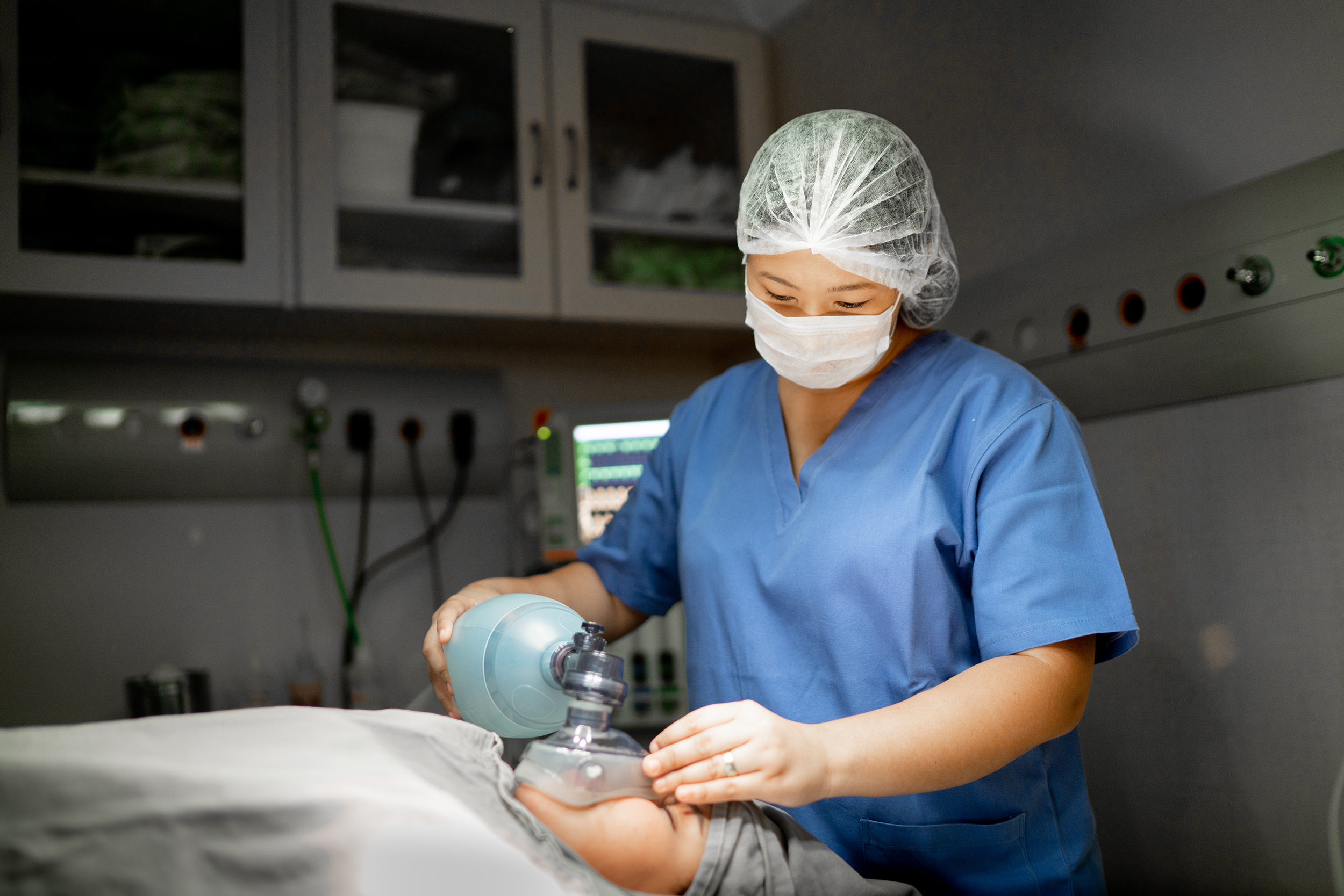 An anesthesiologist administers anesthesia to a patient in this image. In collaboration with an anesthesiologist or the surgeon, CRNAs who work in an ambulatory surgery center administer anesthesia to patients prior to surgery. They also may assist in pain management before and after the procedure.